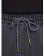 Hombre con pantalón deportivo Volcom Denim Jogger negro cordón
