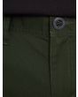 Hombre con pantalón chino Volcom Frickin Modern Stretch verde botón