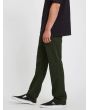Hombre con pantalón chino Volcom Frickin Modern Stretch verde  lateral