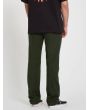 Hombre con pantalón chino Volcom Frickin Modern Stretch verde posterior