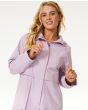 Mujer con parka impermeable Rip Curl Anti-Series Swell Lilac capucha ajustable