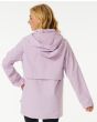 Mujer con parka impermeable Rip Curl Anti-Series Swell Lilac posterior