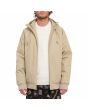 Hombre con chaqueta impermeable con capucha Volcom Hernan 10K Jacket Khaki abierta