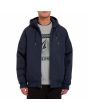 Hombre con chaqueta impermeable con capucha Volcom Hernan 10K Jacket Azul Marino abierta