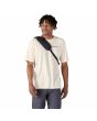 Hombre con Mochila Bandolera Patagonia Atom Sling Bag 8L Negra Unisex correa