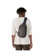 Hombre con Mochila Bandolera Patagonia Atom Sling Bag 8L Smolder Blue Unisex