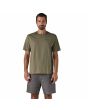 Hombre con camiseta Patagonia Home Water Trout Organic color verde River Rock Green con logotipo Patagonia serigrafiado 