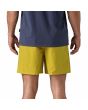 Hombre con Bañador Patagonia Baggies Shorts 5'' en verde Bundle Green posterior