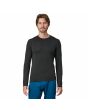 Hombre con camiseta térmica Patagonia Capilene Thermal Weight Negra
