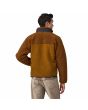 Hombre con chaqueta de forro polar Patagonia M's Classic Retro X color marrón posterior