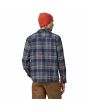 Hombre con Camisa de franela Patagonia M's Fjord Adventurer Azul Marino posterior