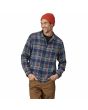 Hombre con Camisa de franela Patagonia M's Fjord Adventurer Azul Marino 
