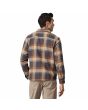 Hombre con Camisa de franela Patagonia M's Fjord Gris a cuadros Sunrise Ridge Forge Grey posterior