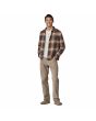 Hombre con Camisa de franela Patagonia M's Fjord Gris a cuadros Sunrise Ridge Forge Grey ajuste regular