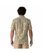 Hombre con camisa Patagonia Men's Go To Shirt Flourish Abundant Blue posterior