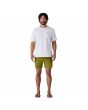 Hombre con bañador elástico Patagonia Hydropeak Volley 16'' color verde pasto ajuste regular