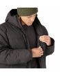 Hombre con plumífero Patagonia Jackson Glacier Jacket Negro bolsillo interior