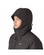 Hombre con plumífero Patagonia Jackson Glacier Jacket Negro capucha