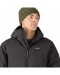 Hombre con plumífero Patagonia Jackson Glacier Jacket Negro cremallera