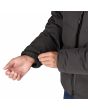 Hombre con plumífero Patagonia Jackson Glacier Jacket Negro puños