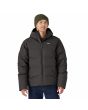Hombre con plumífero Patagonia Jackson Glacier Jacket Negro
