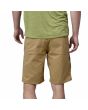 Hombre con Pantalones cortos de senderismo Patagonia Quandary Shorts 10'' color Classic Tan posterior