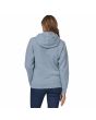 Mujer con Sudadera de capucha Patagonia P-6 Logo Uprisal Azul Vapor Unisex posterior