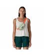 Mujer con Riñonera Patagonia Terravia Mini Hip Pack 1L Lichen Green de bandolera