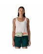 Mujer con Riñonera Patagonia Terravia Mini Hip Pack 1L Lichen Green en la cadera