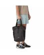 Hombre con Bolsa convertible en mochila Patagonia Terravia Tote Bag 24L color Negro bolsa de mano