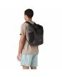 Hombre con Bolsa convertible en mochila Patagonia Terravia Tote Bag 24L color Negro mochila