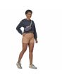 Mujer con Riñonera Patagonia Ultralight Black Hole Mini Hip Pack 1L Husk Tan Unisex bandolera