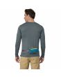 Hombre con Riñonera Patagonia Ultralight Black Hole Mini Hip Pack 1L Turquesa y Morada Unisex posterior