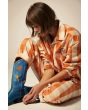 Mujer sentada con Pantalón Brixton Bedford Pant Tangerine Gingham