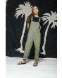 Mujer con Peto Brixton Costa Overall Verde Oliva estudio