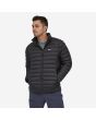 Hombre con chaqueta acolchada plegable Patagonia M's Down Sweater negra