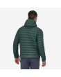 Hombre con chaqueta acolchada plegable con capucha Patagonia M's Down Sweater Hoody verde posterior