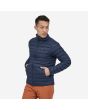 Hombre con chaqueta acolchada plegable Patagonia M's Down Sweater azul marino