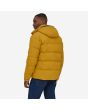 Hombre con Chaqueta de plumón Patagonia Downdrift Jacket amarilla posterior