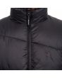 Hombre con Plumífero Volcom Wallstone Jacket Negro logo Stone