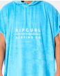 Hombre con poncho cambiador Rip Curl Mix Up Hooded Towel azul bordado
