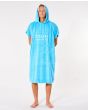Hombre con poncho cambiador Rip Curl Mix Up Hooded Towel azul capucha