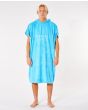 Hombre con poncho cambiador Rip Curl Mix Up Hooded Towel azul