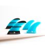 Quillas FCS II Performer Neo Glass Quad Rear azules montadas en tabla de surf