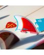 Quillas para tabla de surf FCS II Mark Richards Freeride Performance Glass Twin Fin XL en azul, rojo y blanco detalle