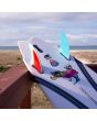 Quillas para tabla de surf FCS II Mark Richards Freeride Performance Glass Twin Fin XL en azul, rojo y blanco set up