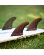 Quillas para tabla de surf FCS II Sharp Eye Performance Core Tri Fins negras y rojas Large Thruster Set Up Lifestyle