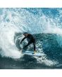Surfista surfeando con Quillas para tabla de surf Wade Tokoro Performance Core Tri Fins Negras Large lifestyle action