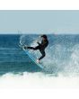 Surfista surfeando con Quillas para tabla de surf Wade Tokoro Performance Core Tri Fins Negras Large 