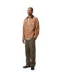 Hombre con Pantalón Carhartt WIP Regular Cargo Pant Verde Ciprés ajuste regular con cintura baja